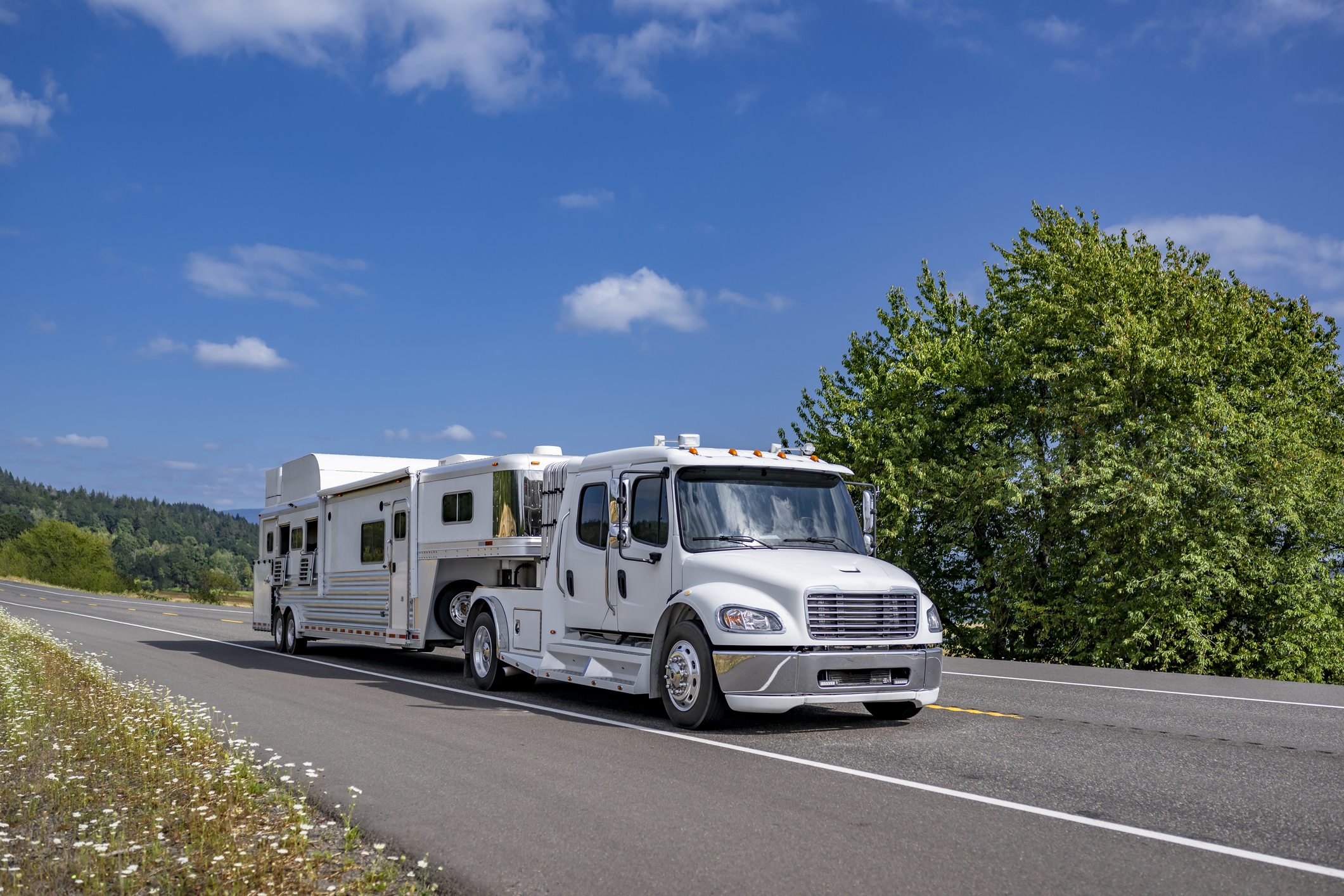 Open Road Living Quarters Living quarters horse trailer on the open road